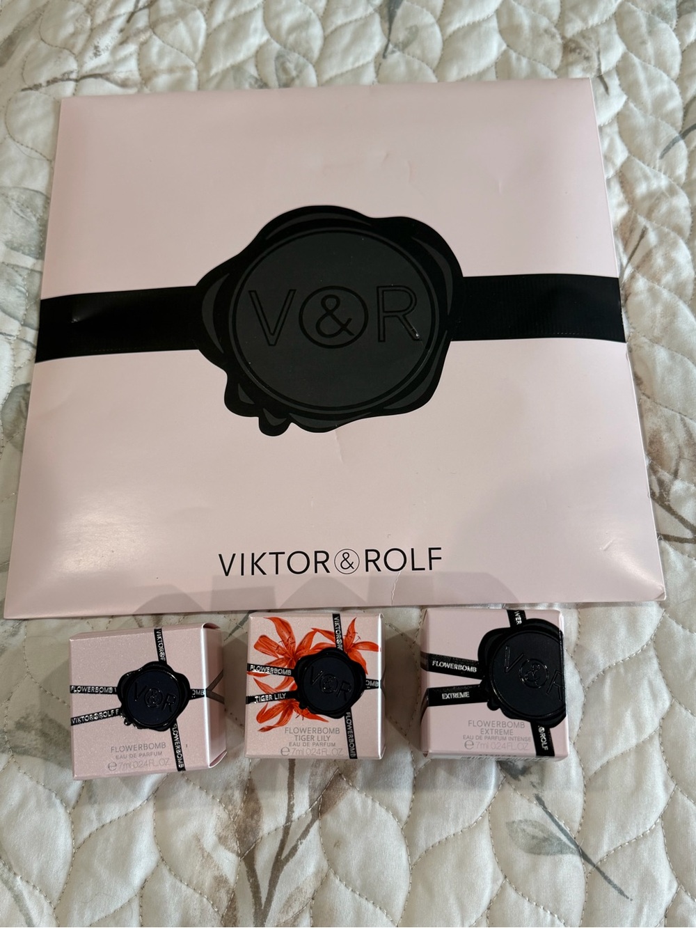 Viktor & Rolf Mini Flowerbomb Gift Set - Light Pink & Black